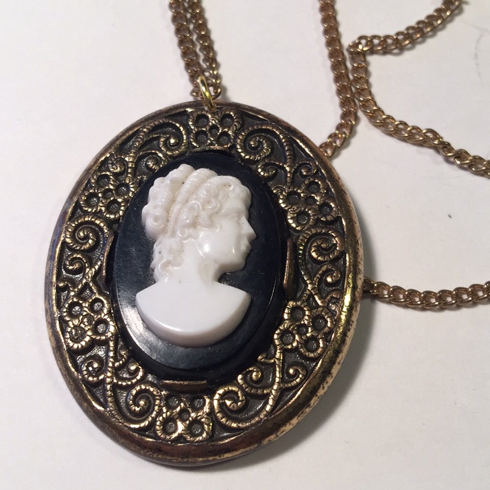 Vintage Robbin Co Attleboro cameo necklace